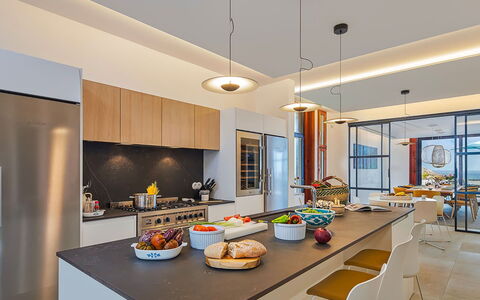 Villa Fullmoon: Interieur Ontwerp, Keuken, Meubilair, Lichte Inrichting, Plafond, Countertop, Flooring, Hout, Verlichting, Verdieping