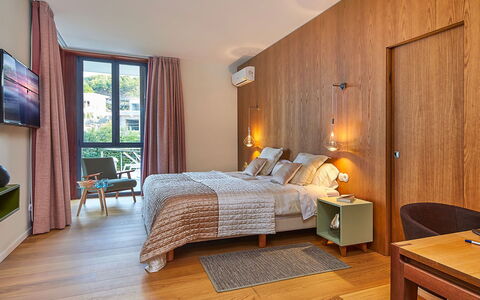 Villa Fullmoon: Bed, Interieur Ontwerp, Meubilair, Slaapkamer, Laken, Bedding, Flooring, Hout, Verdieping, Kamer