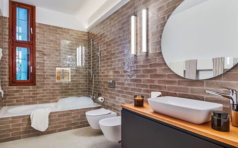 Villa Fullmoon: Loodgieterswerkinrichting, Muur, Badkamer, Wastafel, Flooring, Interieur Ontwerp, Wastafel In De Badkamer, Kraan, Spiegel, Verdieping