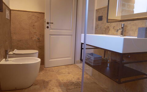 Villa Ripa: Flooring, Verdieping, Badkamer, Muur, Loodgieterswerkinrichting, Interieur Ontwerp, Wastafel In De Badkamer, Loodgieter, Wastafel, Kraan