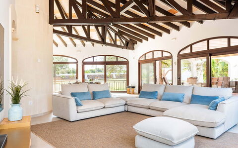 Villa Fountain: Meubilair, Interieur Ontwerp, Bankstel, Flooring, Verdieping, Tafel, Woonkamer, Kamer, Textiel, Plafond
