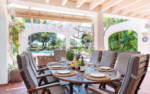 Villa Fountain: Meubilair, Tafel, Stoel, Buitenmeubels, Keuken En Eettafel, Interieur Ontwerp, Buitentafel, Eetkamer, Restaurant, Toevlucht