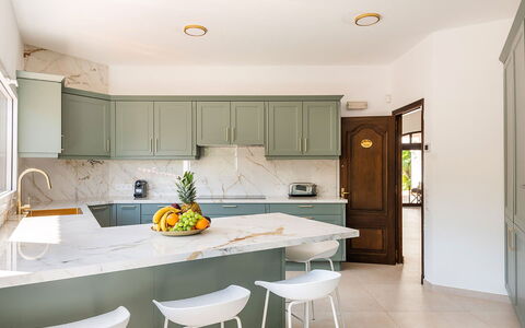 Villa Fountain: Meubilair, Interieur Ontwerp, Flooring, Hout, Verdieping, Countertop, Keuken, Cabinetry, Plafond, Verlichting