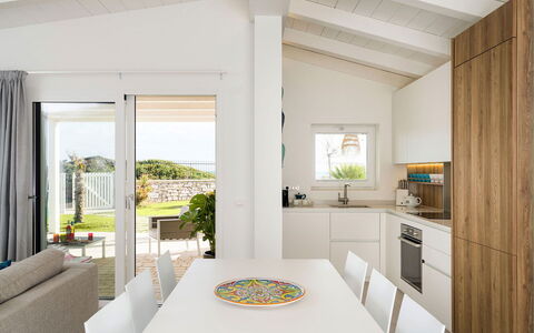 Villa Doddi: Meubilair, Interieur Ontwerp, Flooring, Verdieping, Hout, Plafond, Keuken, Huis, Countertop, Keuken En Eettafel