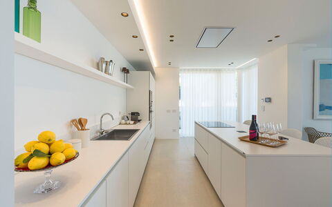 Villa Confini: Keuken, Interieur Ontwerp, Countertop, Flooring, Plafond, Hout, Verdieping, Toestel Van De Keuken, Cabinetry, Lichte Inrichting
