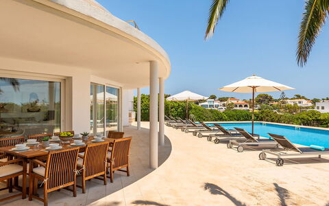 Villa the Cliff: Toevlucht, Buitenmeubels, Landgoed, Balkon, Schaduw, Eco Hotel, Stoel, Zwembad, Paraplu, Villa