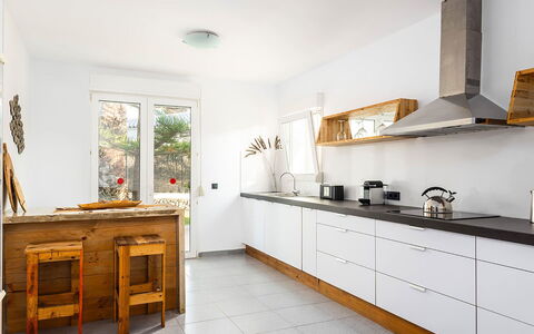 Villa the Cliff: Keuken, Countertop, Toestel Van De Keuken, Cabinetry, Meubilair, Flooring, Interieur Ontwerp, Major Appliance, Hout, Huishoudapparatuur