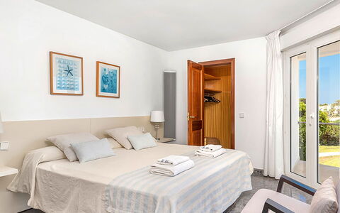 Villa the Cliff: Meubilair, Interieur Ontwerp, Slaapkamer, Bed, Verdieping, Flooring, Textiel, Kamer, Appartement, Laken