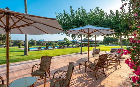 Villa Golf: Blauw, Tuin, Toevlucht, Schaduw, Zwembad, Vrije Tijd, Paraplu, Gazon, Landscaping, Park