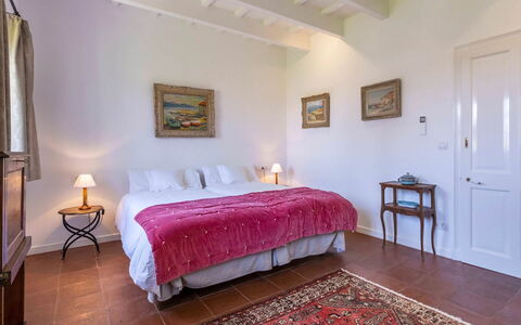 Villa Golf: Muur, Meubilair, Flooring, Verdieping, Bed, Slaapkamer, Interieur Ontwerp, Laken, Huis, Bed Frame