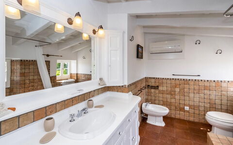 Villa Golf: Loodgieterswerkinrichting, Interieur Ontwerp, Wastafel, Wastafel In De Badkamer, Badkamer, Flooring, Plafond, Kraan, Badkamerkast, Verdieping
