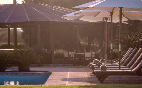 Villa Golf: Schaduw, Paraplu, Zwembad, Buitenmeubels, Toevlucht, Tuin, Landscaping, Eco Hotel, Ligstoel