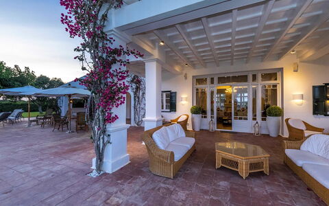 Villa Golf: Meubilair, Buitenmeubels, Toevlucht, Woongebied, Stoel, Huis, Landgoed, Bloempot, Schaduw, Zwembad