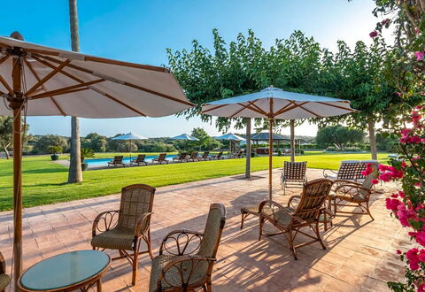 Villa Golf: Blauw, Tuin, Toevlucht, Schaduw, Zwembad, Vrije Tijd, Paraplu, Gazon, Landscaping, Park