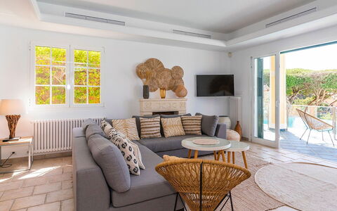 Villa Superba: Meubilair, Hout, Interieur Ontwerp, Tafel, Verdieping, Flooring, Stoel, Huis, Bankstel, Woonkamer