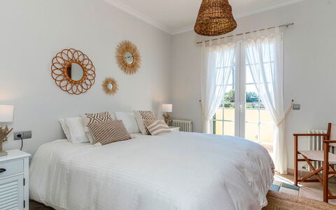 Villa Superba: Bed, Meubilair, Slaapkamer, Bedding, Laken, Linens, Interieur Ontwerp, Huis, Verdieping, Kussen Gooien