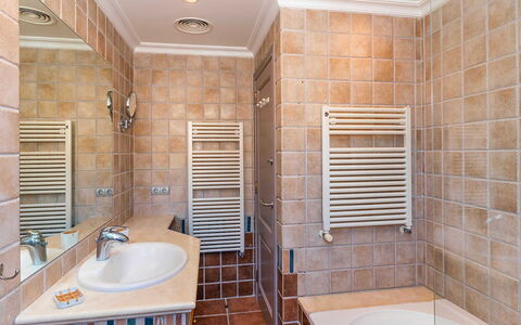Villa Superba: Flooring, Verdieping, Muur, Loodgieterswerkinrichting, Interieur Ontwerp, Badkamer, Tegel, Plafond, Kamer, Loodgieter