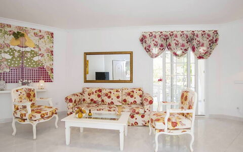 Villa Mosaic: Meubilair, Interieur Ontwerp, Bankstel, Flooring, Verdieping, Woonkamer, Textiel, Tafel, Kamer, Verlichting
