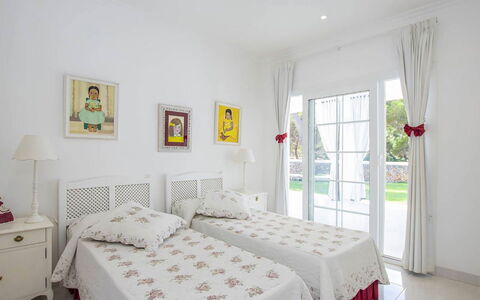 Villa Mosaic: Meubilair, Interieur Ontwerp, Bed, Slaapkamer, Verdieping, Flooring, Plafond, Textiel, Huis, Verlichting