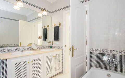 Villa Mosaic: Interieur Ontwerp, Loodgieterswerkinrichting, Flooring, Verdieping, Badkamerkast, Kraan, Loodgieter, Badkamer, Verlichting, Tegel