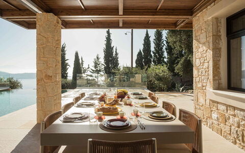 Villa Senia: Meubilair, Huis, Keuken En Eettafel, Tafel, Stoel, Schaduw, Restaurant, Eetkamer, Natuurlijk Materiaal, Landgoed