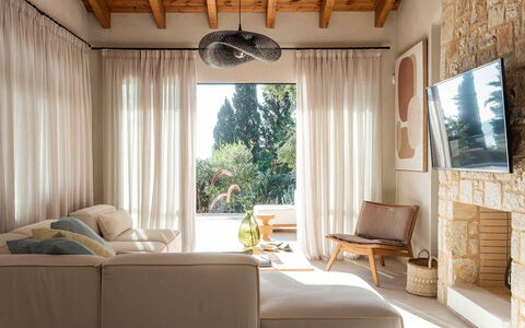 Villa Senia: Meubilair, Interieur Ontwerp, Muur, Huis, Bankstel, Hout, Flooring, Woonkamer, Verdieping, Kamer