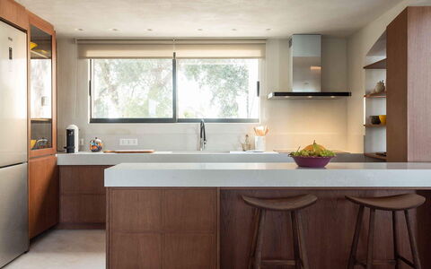 Villa Senia: Keuken, Meubilair, Countertop, Interieur Ontwerp, Cabinetry, Flooring, Muur, Hout, Toestel Van De Keuken, Huis
