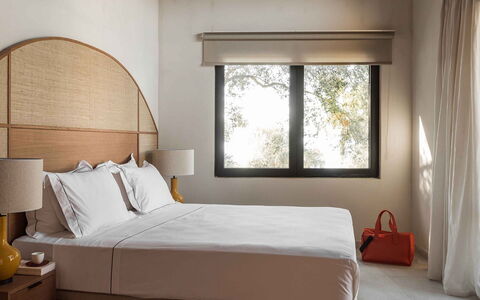 Villa Senia: Meubilair, Interieur Ontwerp, Slaapkamer, Bed, Hout, Bedding, Laken, Linens, Verdieping, Textiel