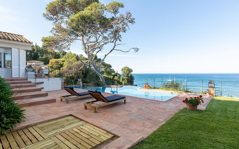 Villa Bellalta: Blauw, Water, Zwembad, Zee, Kust, Toevlucht, Kust En Oceanic Landvormen, Oceaan, Eco Hotel, Vrije Tijd