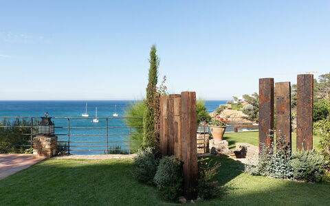 Villa Bellalta: Struik, Zee, Tuin, Oceaan, Kust, Landscaping, Schaduw, Bloempot, Tropen