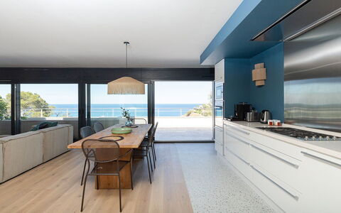 Villa Bellalta: Meubilair, Flooring, Verdieping, Interieur Ontwerp, Hout, Houten Vloer, Keuken En Eettafel, Countertop, Tafel, Keuken