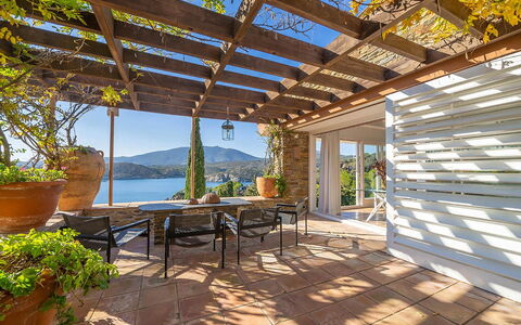 Casa Gigliola: Hout, Meubilair, Stoel, Eco Hotel, Toevlucht, Schaduw, Buitenmeubels, Veranda, Bloempot, Dek