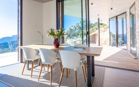 Villa Mirante: Hout, Meubilair, Flooring, Verdieping, Interieur Ontwerp, Eetkamer, Keuken En Eettafel, Stoel, Houten Vloer, Hardwood