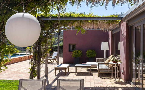Casa Jhonny: Meubilair, Bloempot, Schaduw, Tafel, Stoel, Buitenmeubels, Tuin, Kamerplant, Outdoor Structuur