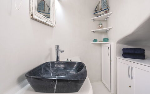 Villa Tiche: Loodgieterswerkinrichting, Badkamer, Muur, Interieur Ontwerp, Wastafel, Kraan, Wastafel In De Badkamer, Loodgieter, Badkamerkast, Flooring