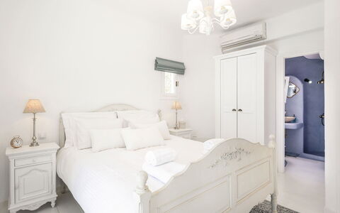 Villa Tiche: Meubilair, Bed, Slaapkamer, Interieur Ontwerp, Bedding, Laken, Verdieping, Textiel, Plafond, Linens