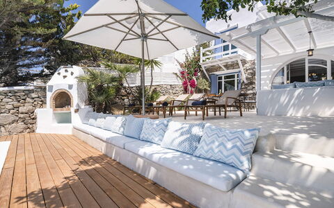 Villa Tiche: Buitenmeubels, Meubilair, Huis, Schaduw, Toevlucht, Bloempot, Trap, Balkon, Stoel, Landgoed