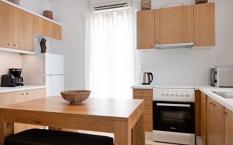 Mykonos Pool House 2: Meubilair, Cabinetry, Hout, Interieur Ontwerp, Flooring, Toestel Van De Keuken, Keuken, Major Appliance, Countertop, Verdieping