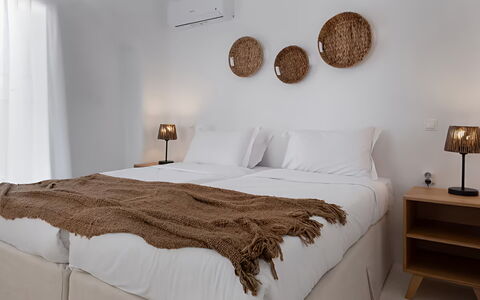 Mykonos Pool House 2: Meubilair, Bed, Slaapkamer, Bedding, Interieur Ontwerp, Laken, Hout, Linens, Kamer, Kussen Gooien