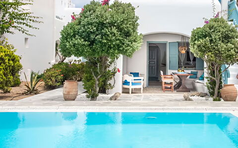 Mykonos Pool House 2: Zwembad, Bloempot, Toevlucht, Kamerplant, Buitenmeubels, Landgoed, Eco Hotel, Landscaping, Binnenplaats, Hacienda