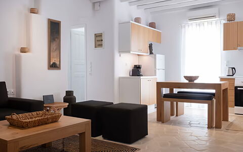 Mykonos Pool House 2: Meubilair, Interieur Ontwerp, Hout, Flooring, Verdieping, Appartement, Kamer, Verlichting, Woonkamer, Tafel