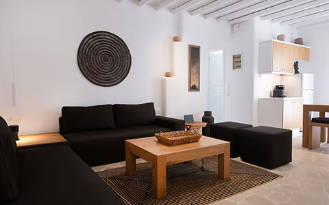 Mykonos Pool House 2: Meubilair, Interieur Ontwerp, Hout, Flooring, Verdieping, Appartement, Woonkamer, Bankstel, Kamer, Huis