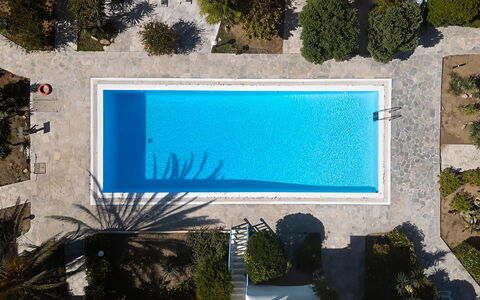 Mykonos Pool House 3: Zwembad, Blauw, Water, Toevlucht, Samengesteld Materiaal, Vrije Tijd, Schaduw, Eco Hotel, Buitenmeubels, Waterpartij