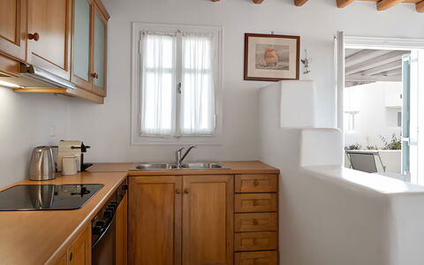 Mykonos Pool House 3: Meubilair, Wastafel, Hout, Interieur Ontwerp, Countertop, Cabinetry, Flooring, Loodgieterswerkinrichting, Keuken, Verdieping