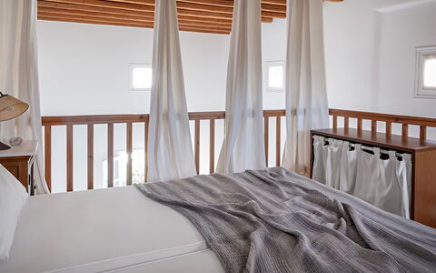 Mykonos Pool House 3: Meubilair, Interieur Ontwerp, Hout, Verdieping, Flooring, Bed, Slaapkamer, Textiel, Kamer, Plafond