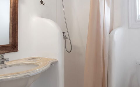 Mykonos Pool House 3: Badkamer, Loodgieterswerkinrichting, Muur, Wit, Interieur Ontwerp, Bad, Loodgieter, Kamer, Verdieping, Kraan