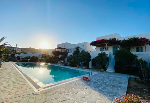 Mykonos Pool House 3: Zwembad, Toevlucht, Eco Hotel, Buitenmeubels, Vrije Tijd, Bloempot, Badplaats, Ligstoel, Hacienda, Landscaping