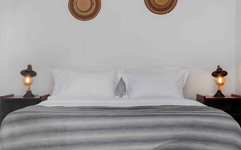 Mykonos Pool House 4: Linens, Slaapkamer, Meubilair, Textiel, Bed, Laken, Interieur Ontwerp, Bedding, Bed Frame, Hoofdkussen