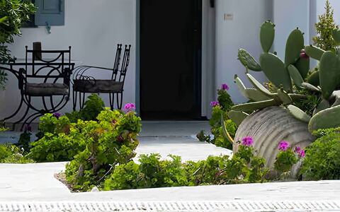 Mykonos Pool House 4: Blauw, Zwembad, Buitenmeubels, Meubilair, Toevlucht, Stoel, Schaduw, Eco Hotel, Ligstoel, Bloempot