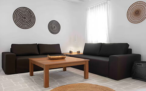 Mykonos Pool House 4: Meubilair, Flooring, Hout, Tafel, Interieur Ontwerp, Verdieping, Bankstel, Bruin, Woonkamer, Houten Vloer